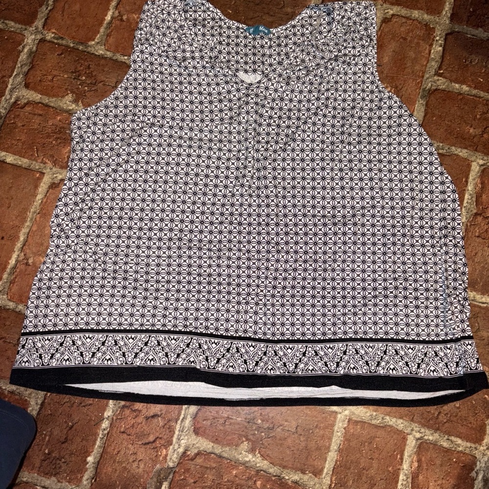 Chic Black and White Patterned Sleeveless Blouse